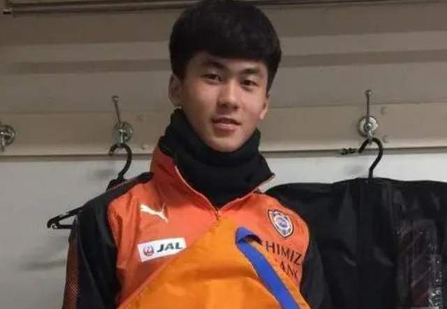 美女扒开尿口捅