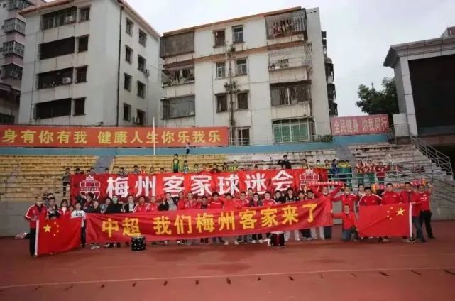 少妇无内裤下蹲露大唇92